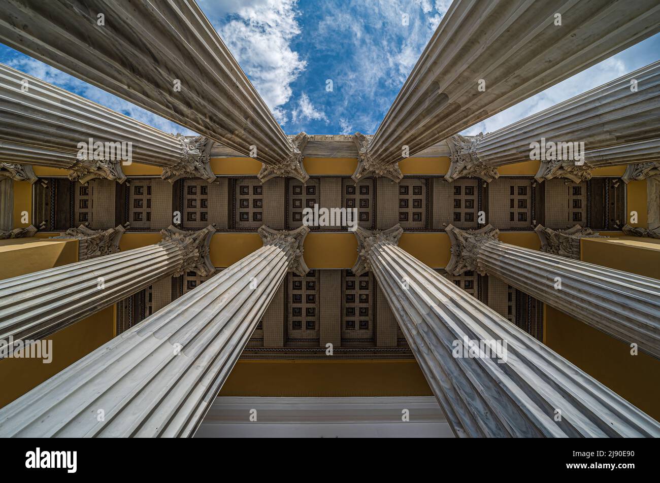 Vieille ville d'Athènes, Attica, Grèce - 12 28 2019 vue ultra grand angle sur le plafond décoré et les piliers monumentaux de la salle Zappeion Banque D'Images