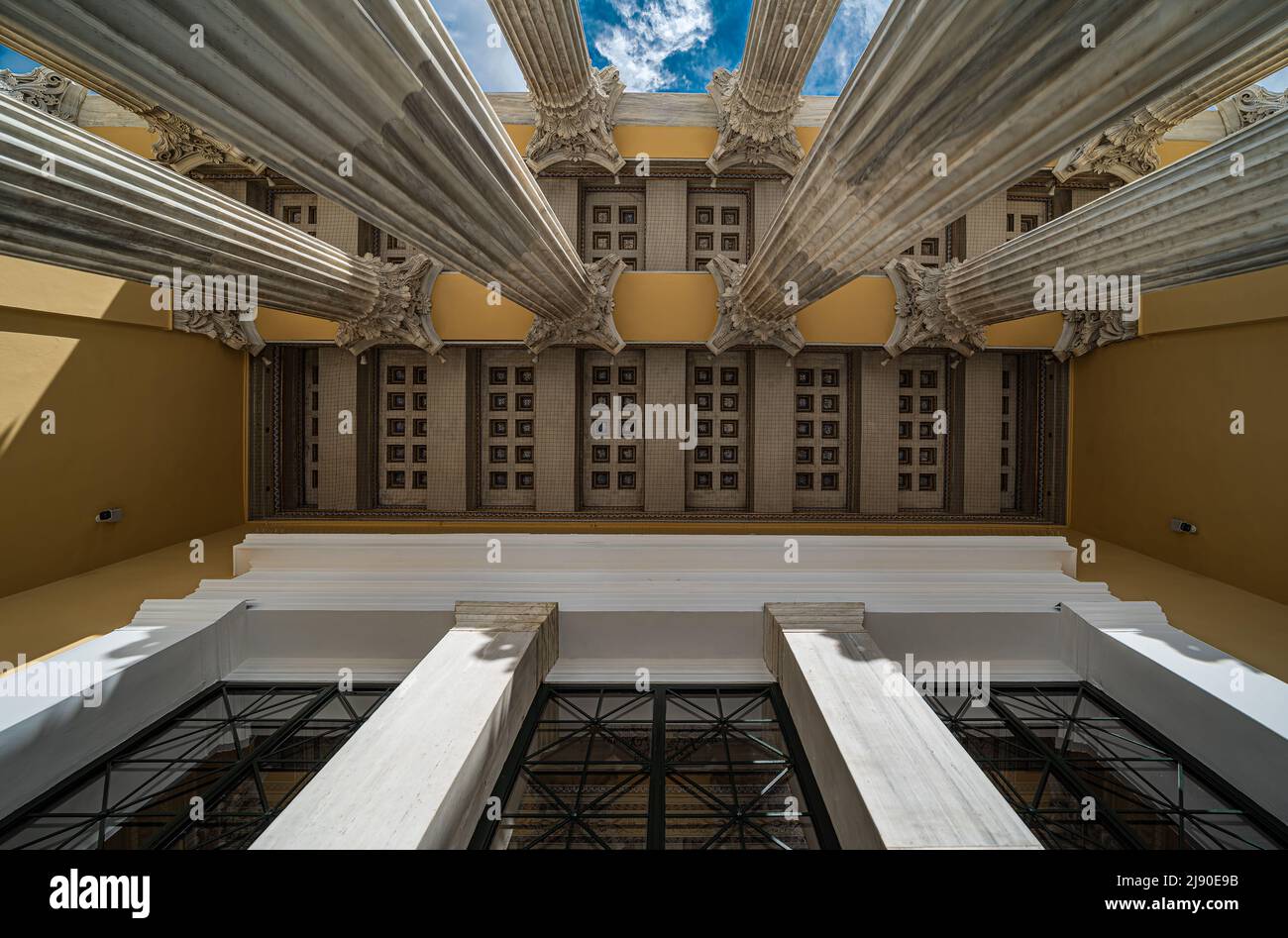 Vieille ville d'Athènes, Attica, Grèce - 12 28 2019 vue ultra grand angle sur le plafond décoré et les piliers monumentaux de la salle Zappeion Banque D'Images