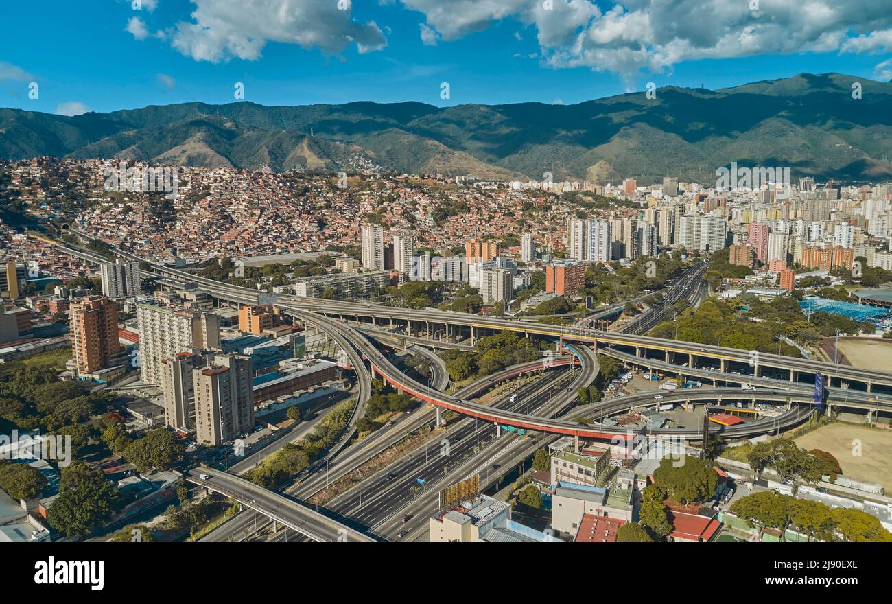 CARACAS, VENEZUELA - MAI 2022 - vue panoramique aérienne du distributeur la Arana, vue panoramique de l'autoroute Francisco Fajardo à Caracas, Venezuela Banque D'Images
