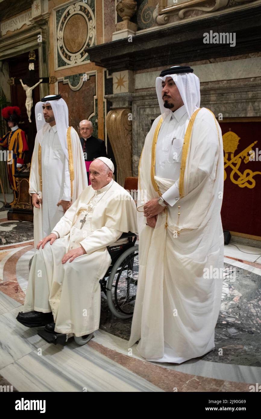 Vatican, Vatican. 19th mai 2022. Italie, Rome, Vatican, 2022/05/19.le Pape François reçoit en audience Excellences les Ambassadeurs du Pakistan, des Émirats arabes Unis, du Burundi, du Qatar auprès du Saint-Siège, à l'occasion de la présentation de lettres de créance au Vatican Photographie par Vatican Media/Catholic Press photo. LIMITÉ À L'USAGE ÉDITORIAL - PAS DE MARKETING - PAS DE CAMPAGNES PUBLICITAIRES crédit: Agence de photo indépendante/Alamy Live News Banque D'Images