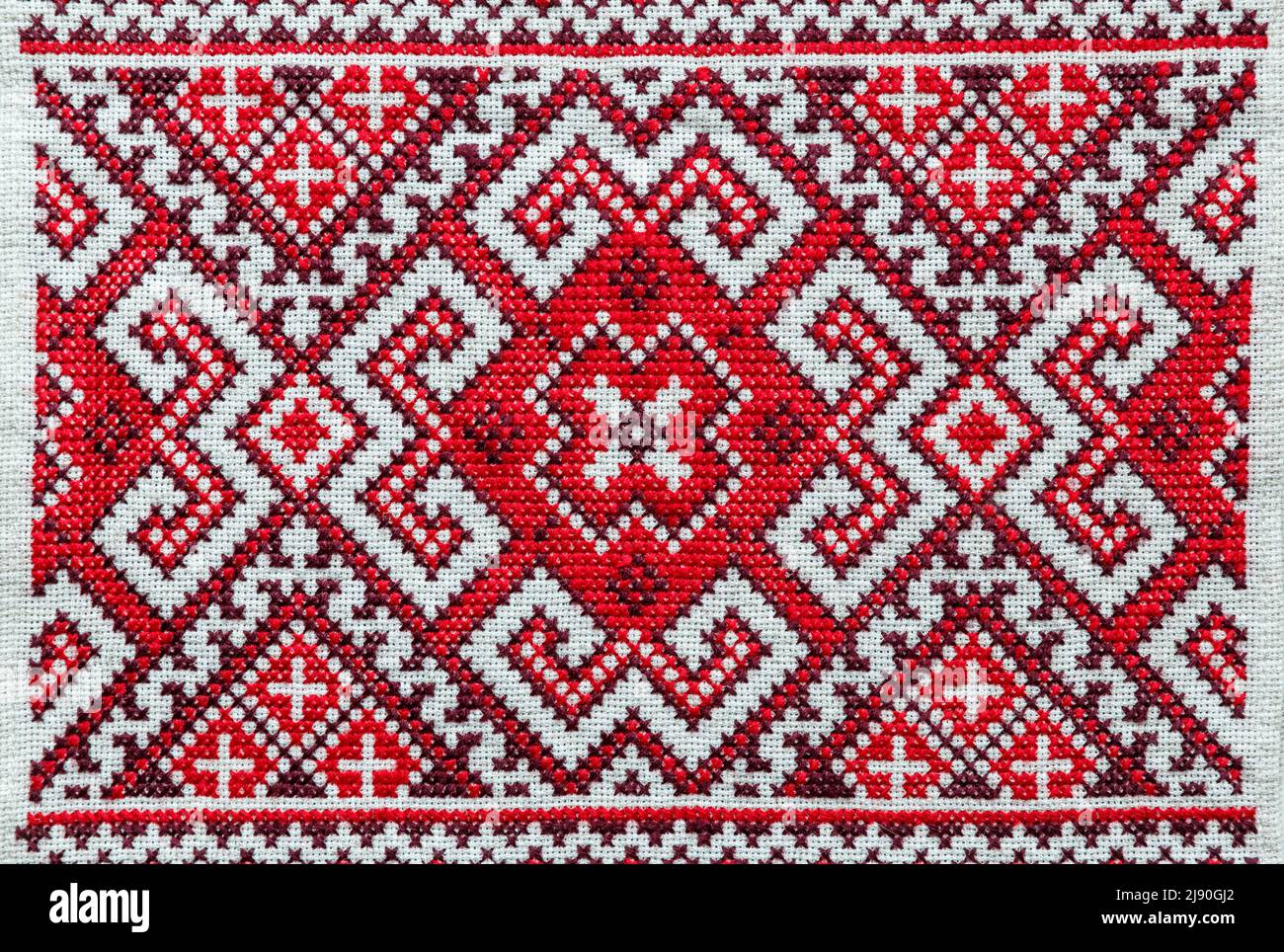 Broderie ukrainienne traditionnelle sur rushnyk ukrainien, en toile de lin. Concept de culture ukrainienne Banque D'Images