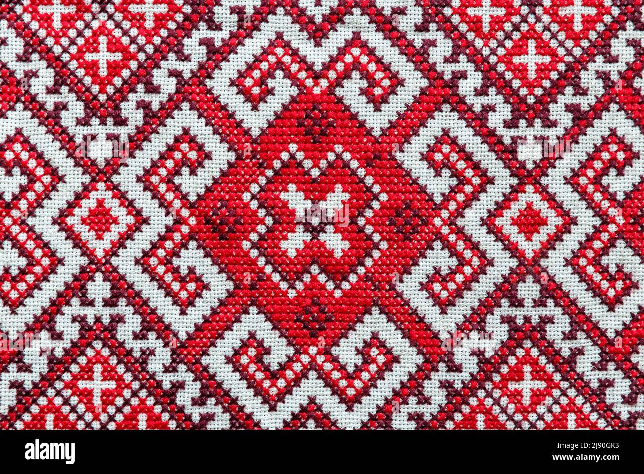 Broderie ukrainienne traditionnelle sur rushnyk ukrainien, en toile de lin. Concept de culture ukrainienne Banque D'Images