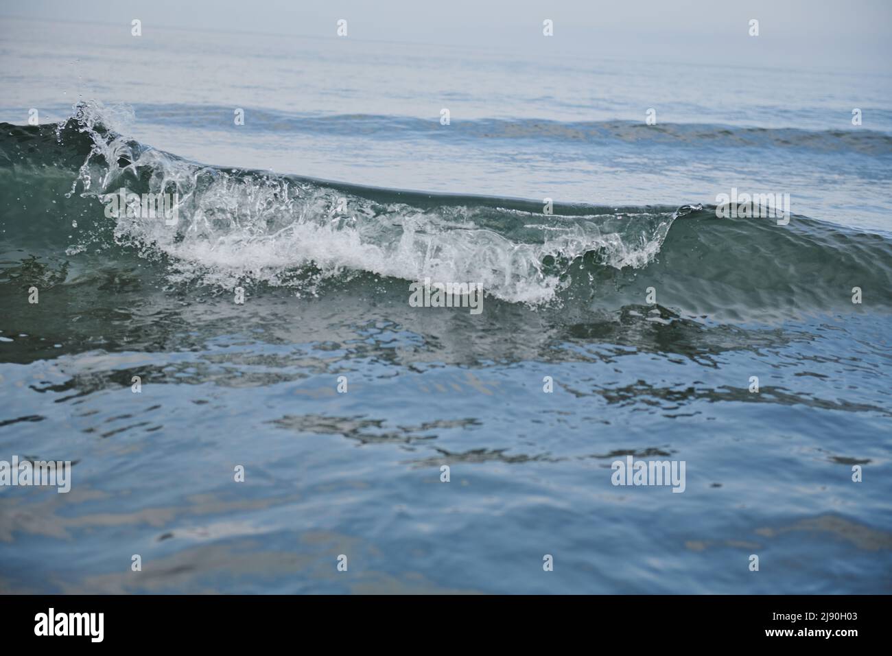 grandes vagues sur la mer noire pendant la journée en été Banque D'Images
