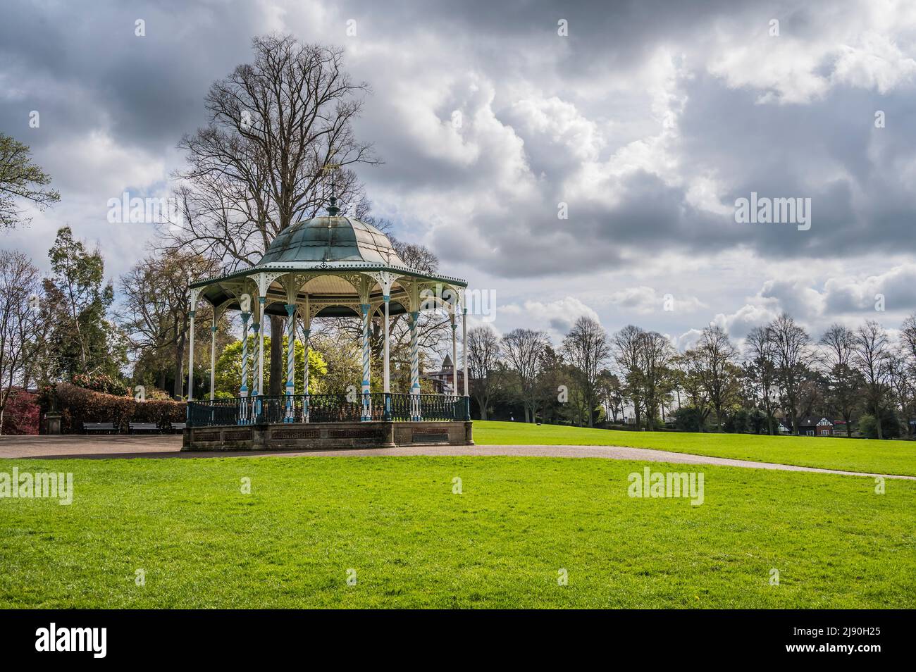 L'image est du kiosque décoratif dans les jardins de carrière et l'aire de loisirs près de la rivière Seven à Shrewsbury Banque D'Images