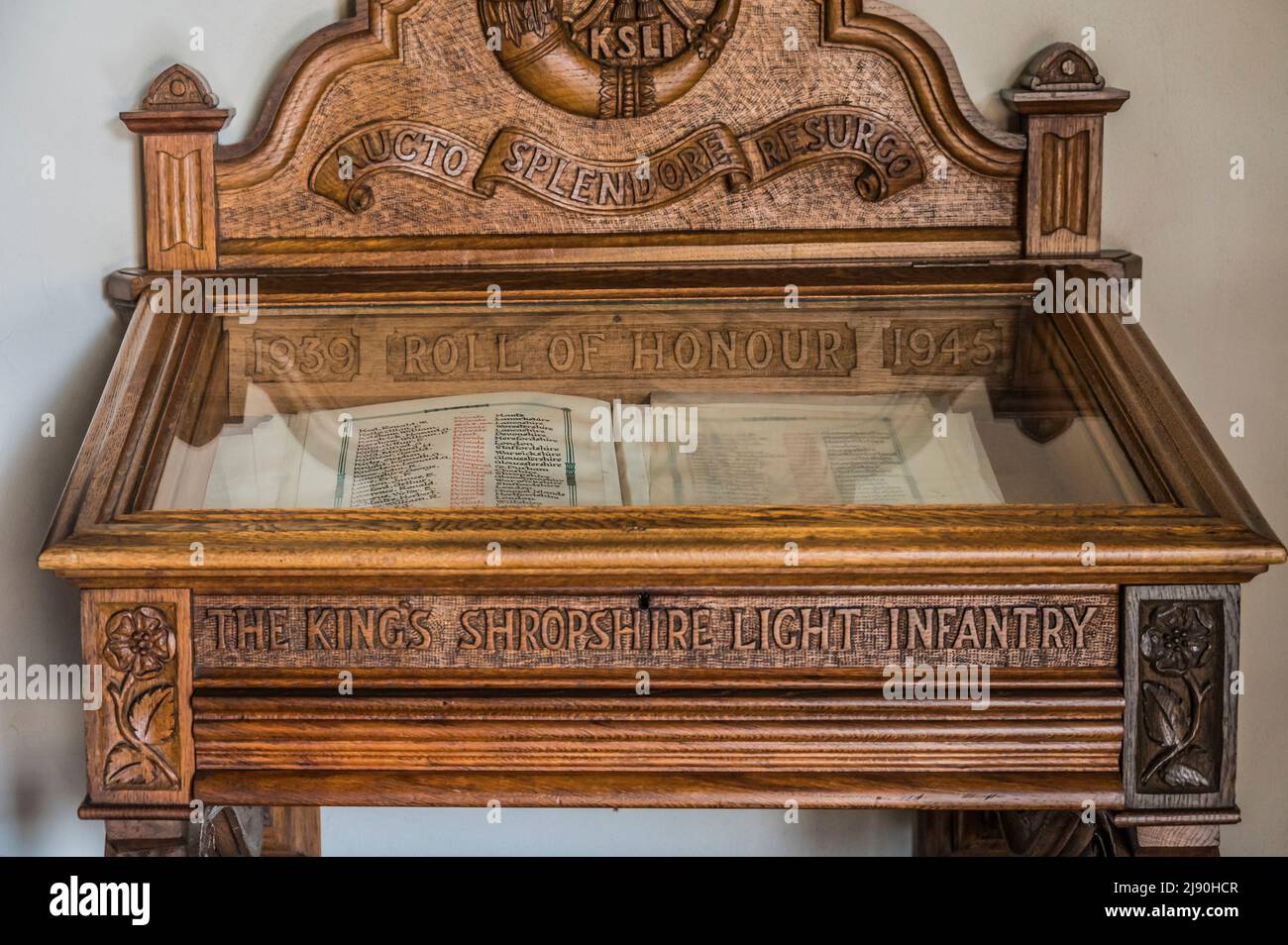 L'image est du cabinet du Roll of Honor dédié aux hommes de l'infanterie légère Kings Shropshire à l'église St Chads du 18th siècle à Shrewsbury Banque D'Images