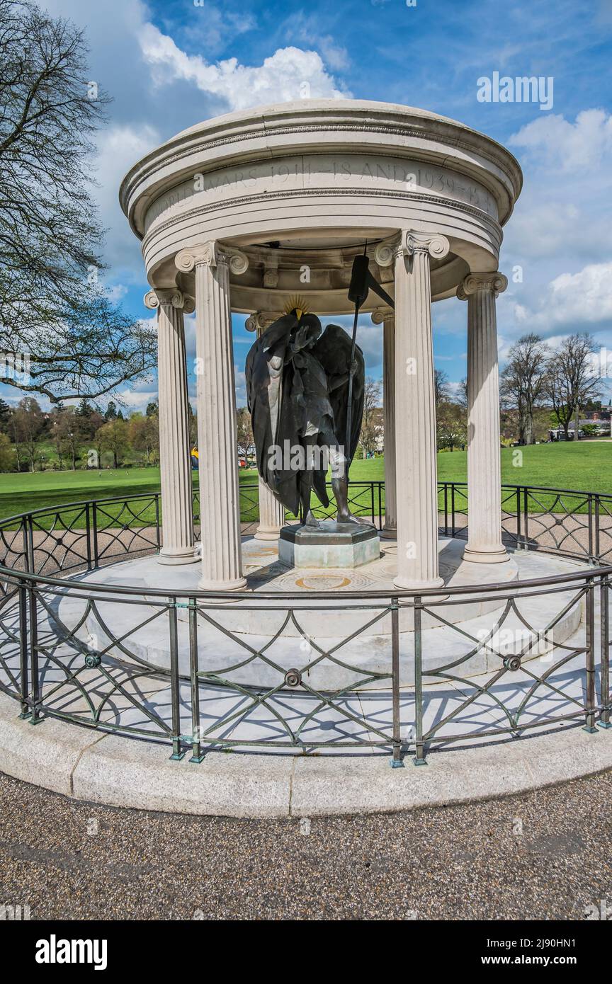 L'image est du Mémorial de guerre de St Michael Archangel dans les jardins récréatifs connus sous le nom de la carrière dans le centre-ville de Shrewsbury Banque D'Images