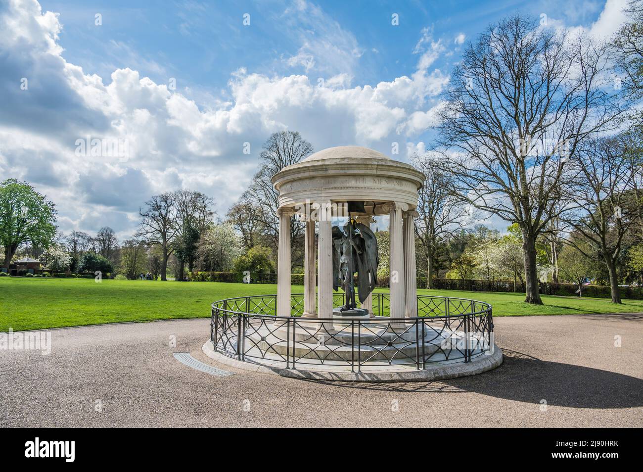 L'image est du Mémorial de guerre de St Michael Archangel dans les jardins récréatifs connus sous le nom de la carrière dans le centre-ville de Shrewsbury Banque D'Images