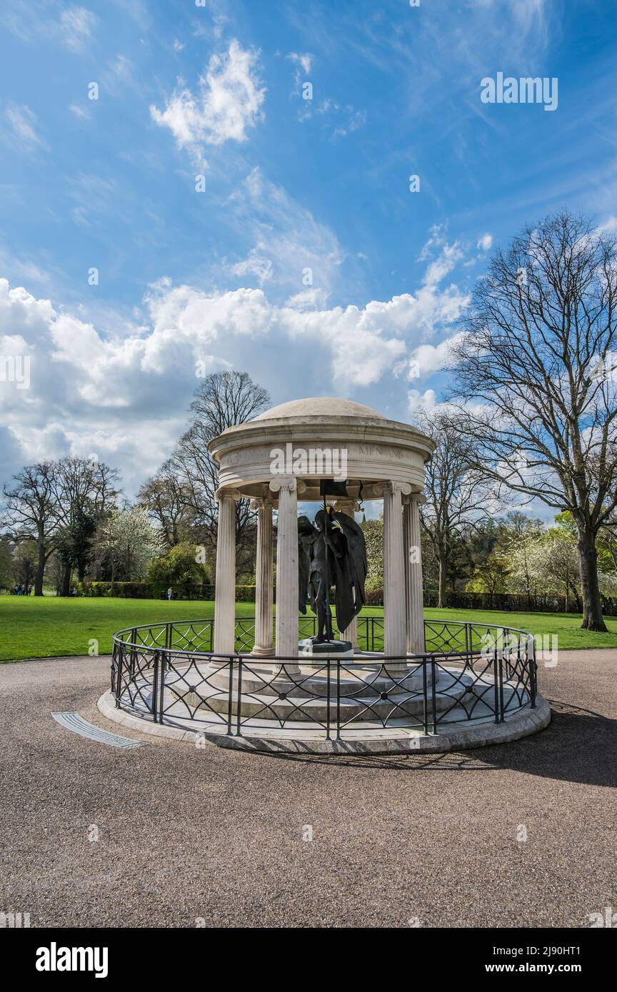 L'image est du Mémorial de guerre de St Michael Archangel dans les jardins récréatifs connus sous le nom de la carrière dans le centre-ville de Shrewsbury Banque D'Images