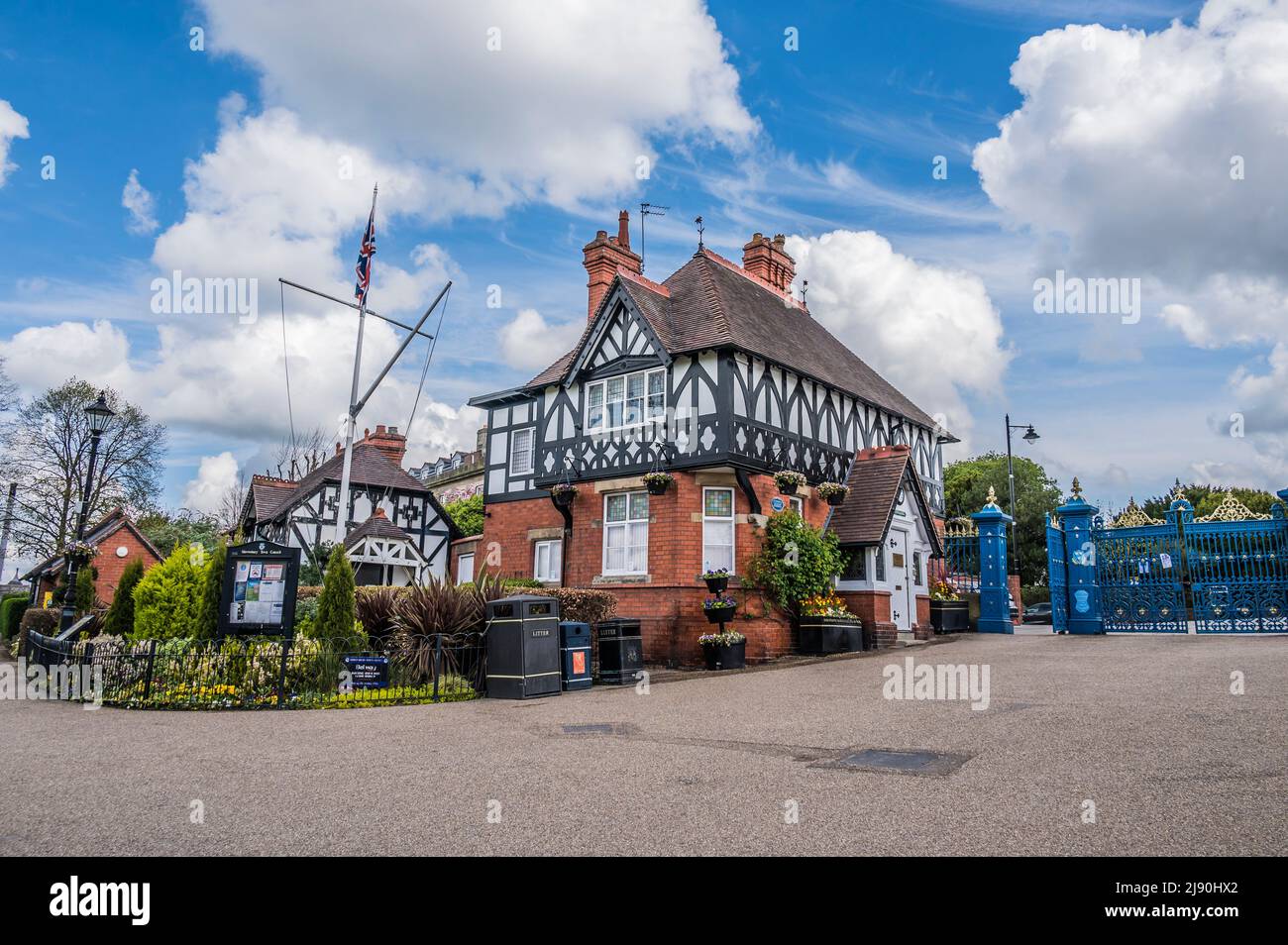 L'image est de Quarry Lodge Gate House qui surplombe les jardins de Quarry et la zone de loisirs près de l'église St Chad à Shrewsbury Banque D'Images