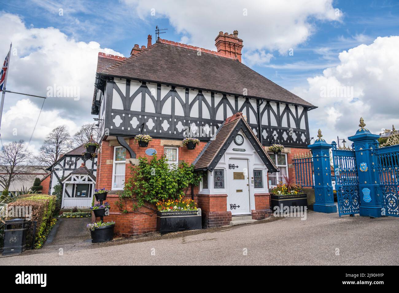 L'image est de Quarry Lodge Gate House qui surplombe les jardins de Quarry et la zone de loisirs près de l'église St Chad à Shrewsbury Banque D'Images