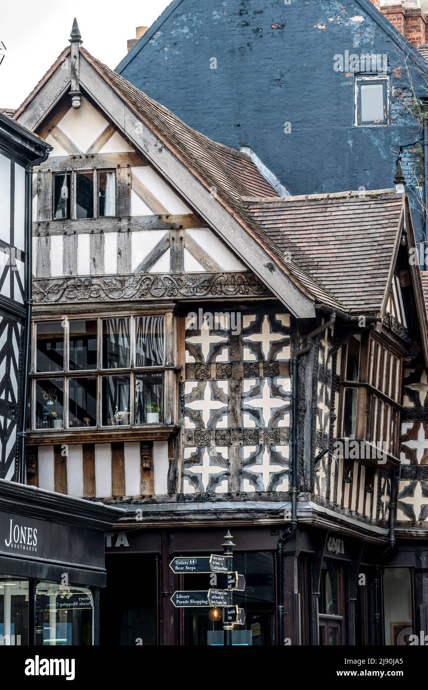 Scènes de rue colorées de vieux bâtiments médiévaux sur la place et Pride Hill près de l'Old Market Hall dans la ville de Shrewsbury Banque D'Images