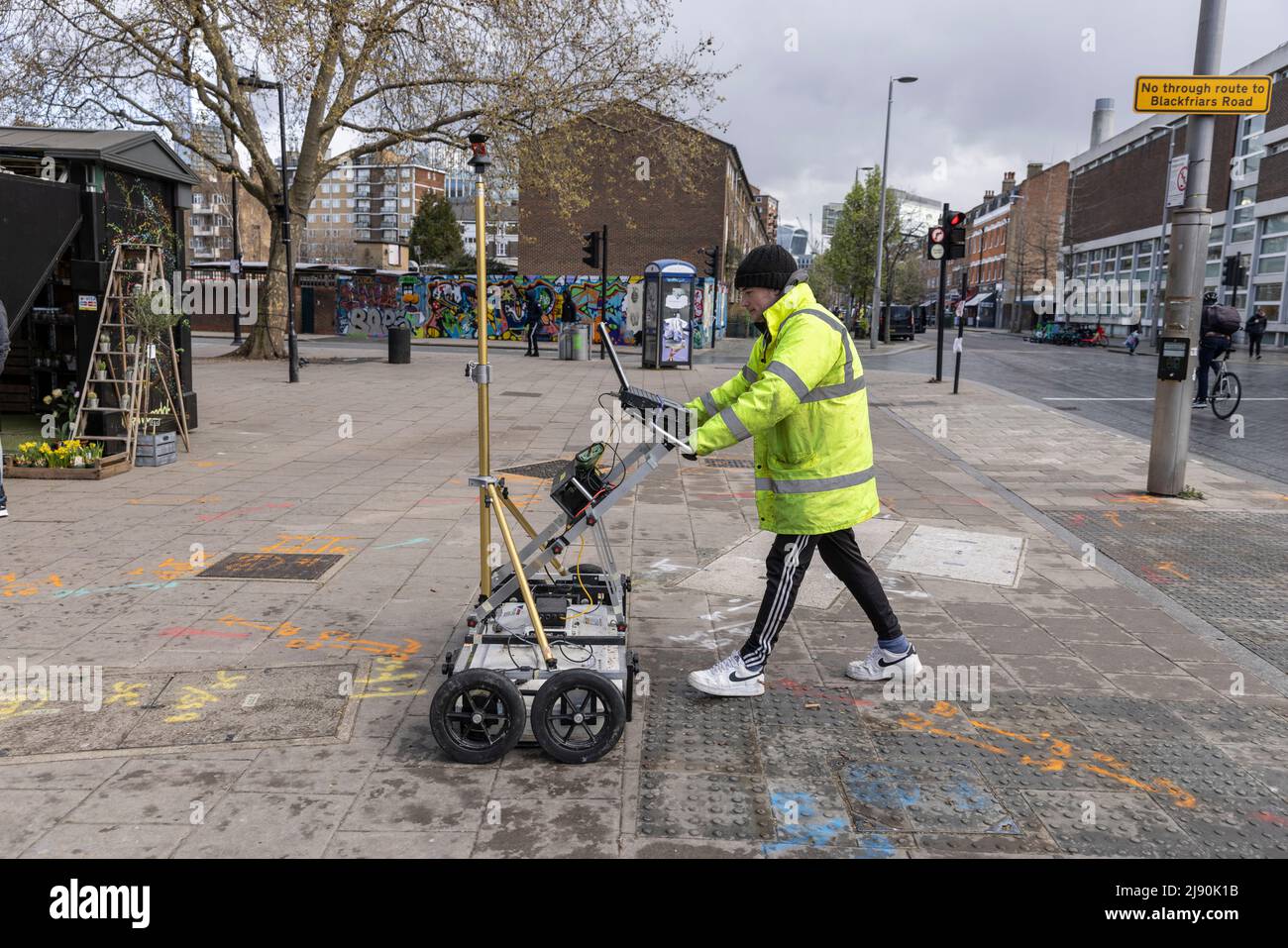 Workman utilise un georadar de l'IDS pour surveiller les petits mouvements dans le sol ou les structures autour de la région de Waterloo, dans le centre de Londres Banque D'Images
