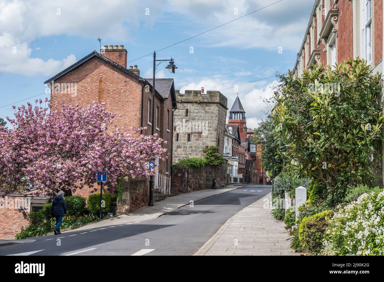 L'image est de scènes de rue colorées de Shrewsbury avec leurs agréables bâtiments de style géorgien regardant vers la tour médiévale des remparts de la ville Banque D'Images
