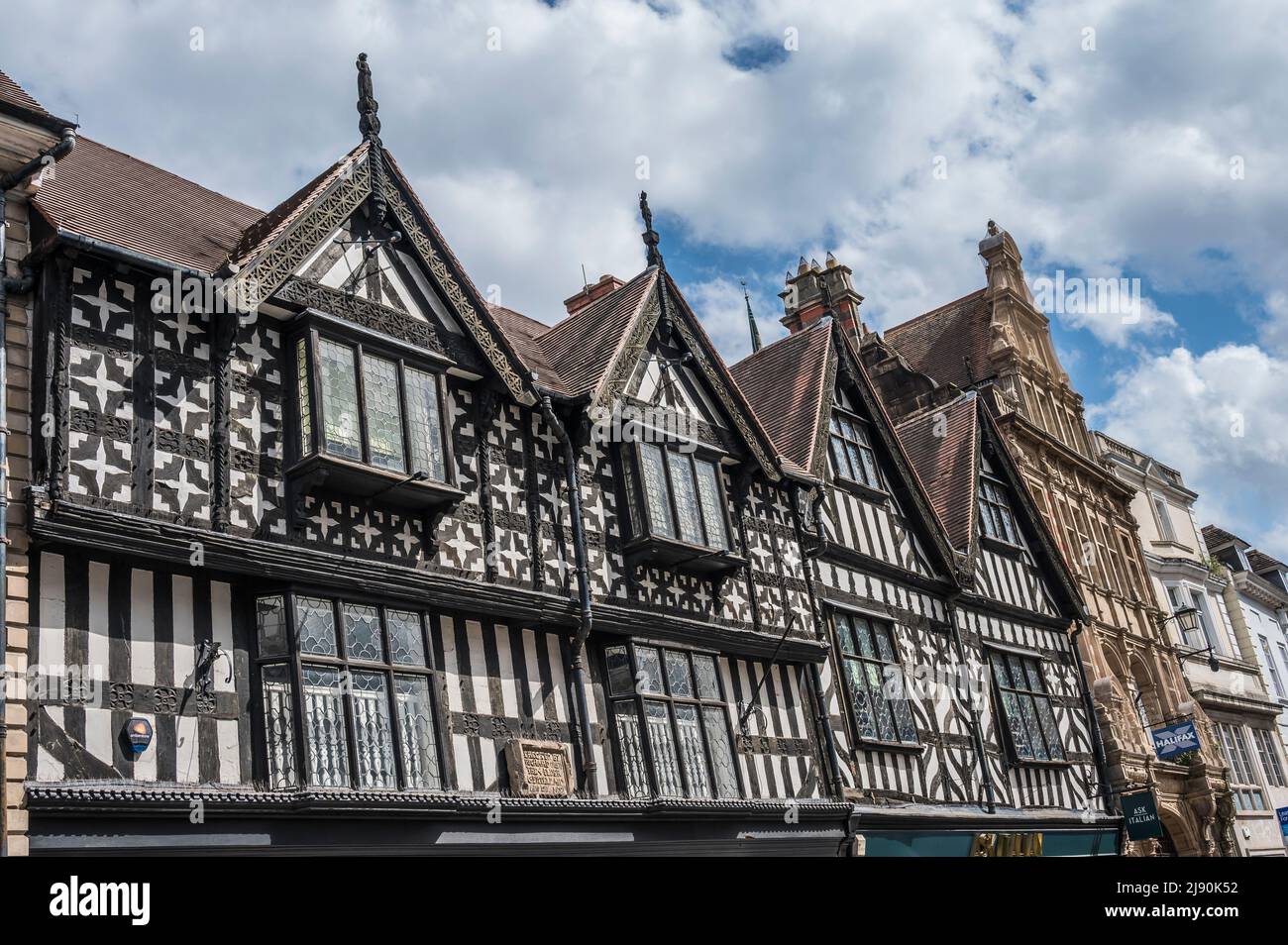L'image est de scènes de rue générales colorées de Shrewsbury avec leurs agréables bâtiments de style géorgien Banque D'Images