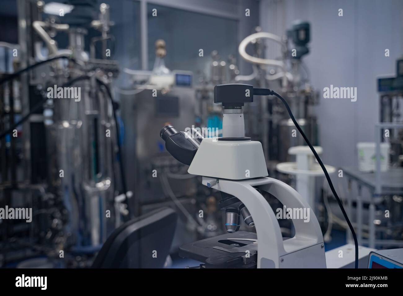 Microscope électronique à transmission dans un laboratoire scientifique. Recherche de composants électroniques radio haute fréquence Banque D'Images