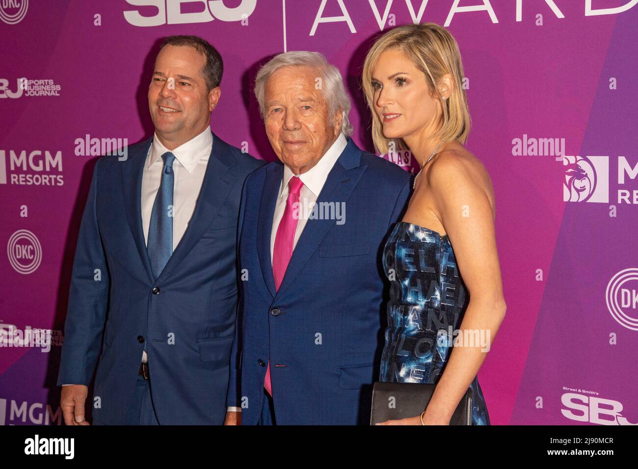 New York, États-Unis. 18th mai 2022. DaN Kraft, Robert Kraft et Dana Blumberg assistent aux Sports Business Awards 15th au New York Marriott Marquis Hotel de New York. (Photo par Ron Adar/SOPA Images/Sipa USA) crédit: SIPA USA/Alay Live News Banque D'Images