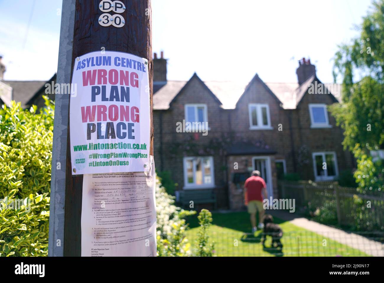 Signes à Linton-on-Ouse Village Hall, dans le North Yorkshire, où les membres du conseil paroissial se réunissent pour discuter d'un centre de recherche d'asile proposé par le Home Office à une ancienne base de la RAF à proximité. Date de la photo: Jeudi 19 mai 2022. Banque D'Images