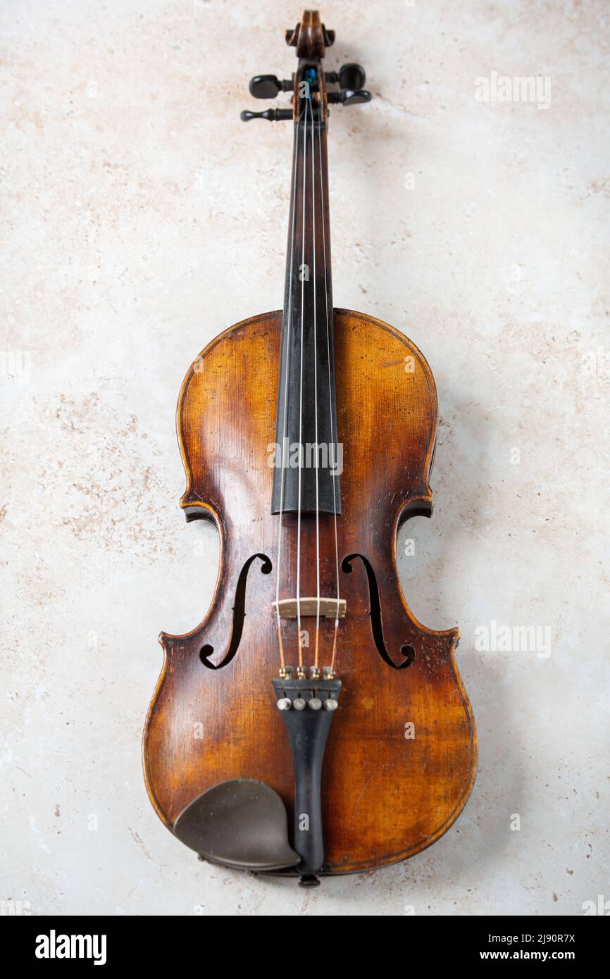 Old antique violin Banque de photographies et d'images à haute résolution -  Alamy