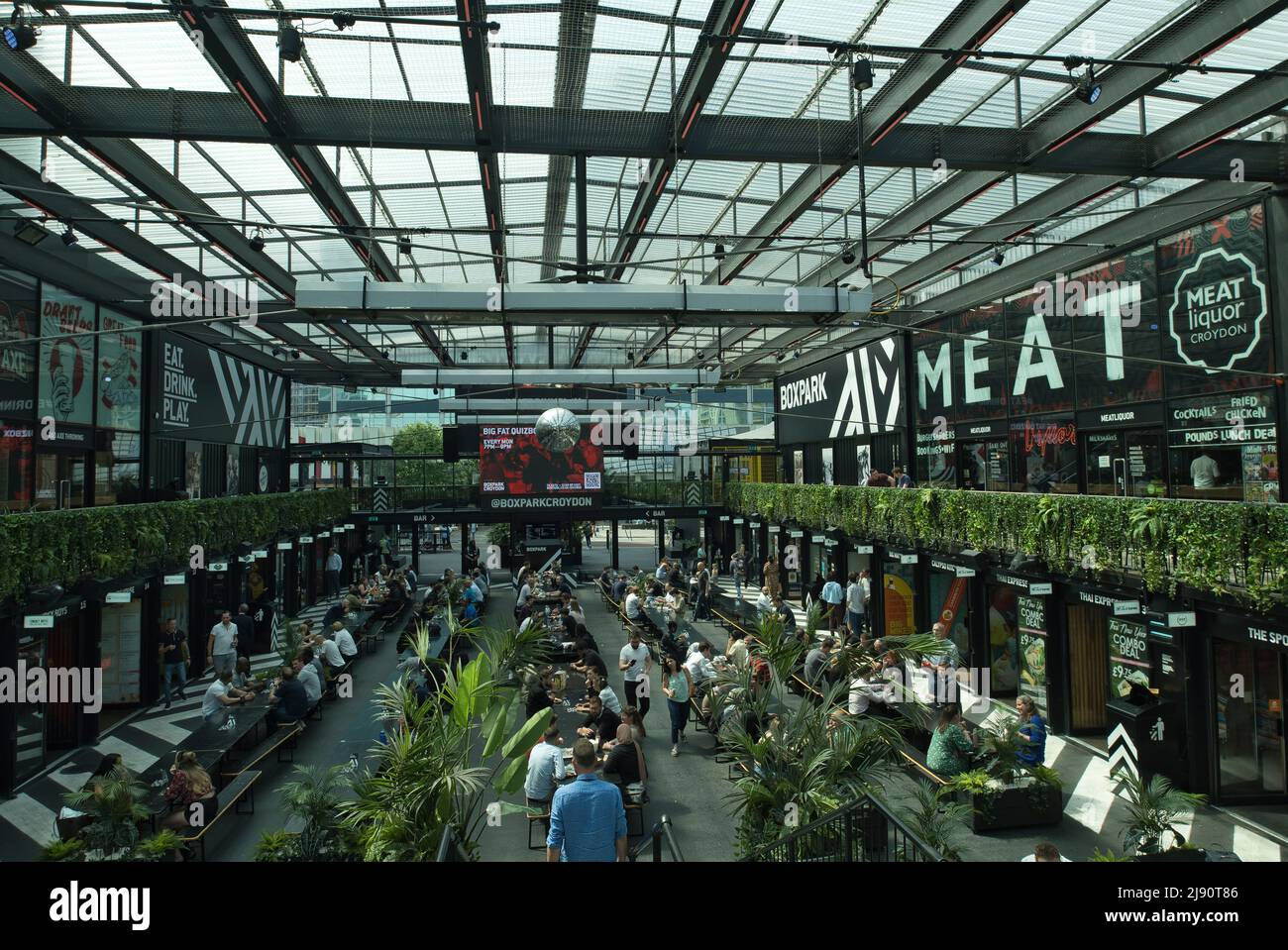 Les personnes qui mangent au Boxpark Croydon à l'heure du déjeuner Banque D'Images