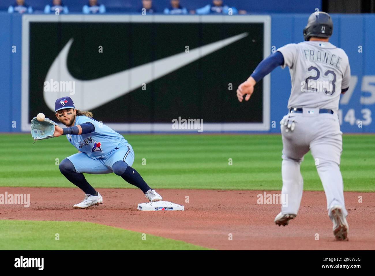 Bo Bichette, un infielder de Toronto Blue Jay (11), saisit la balle à la deuxième base pour une sortie lors d'un match de MLB entre Seattle Mariners et Toronto Blue Ja Banque D'Images