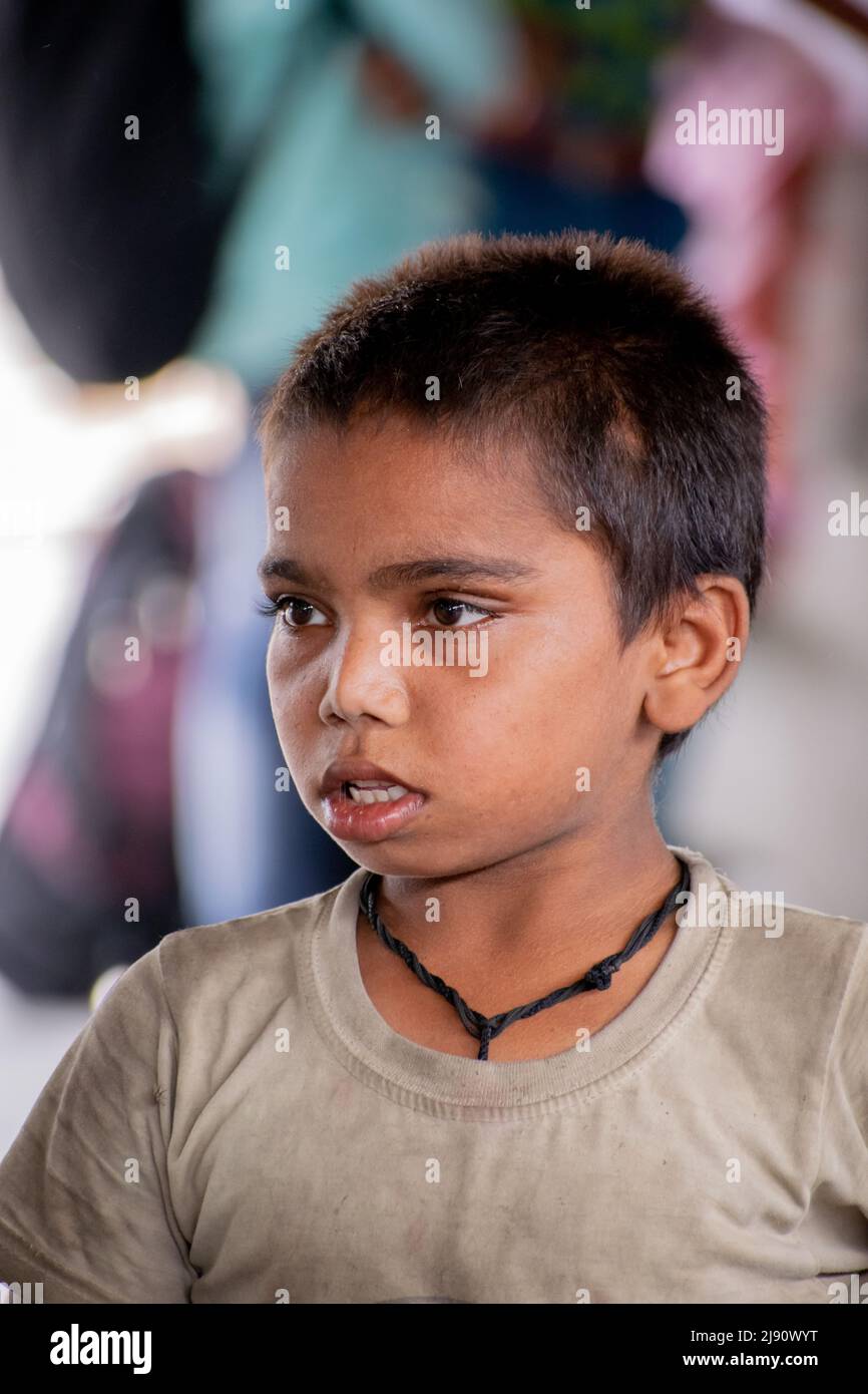 enfant indien mendiant est dans une gare. Concept - éducation de l'enfant. Banque D'Images