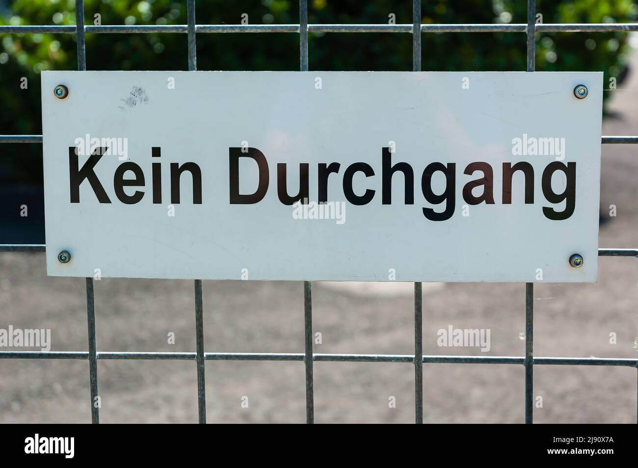 Un tableau avec l'inscription allemande Kein Durchgang, traduction anglaise No passage Banque D'Images
