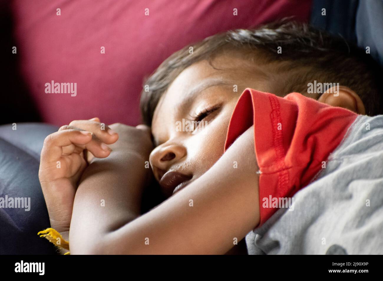 Garçon indien dormant avec son père en train Banque D'Images