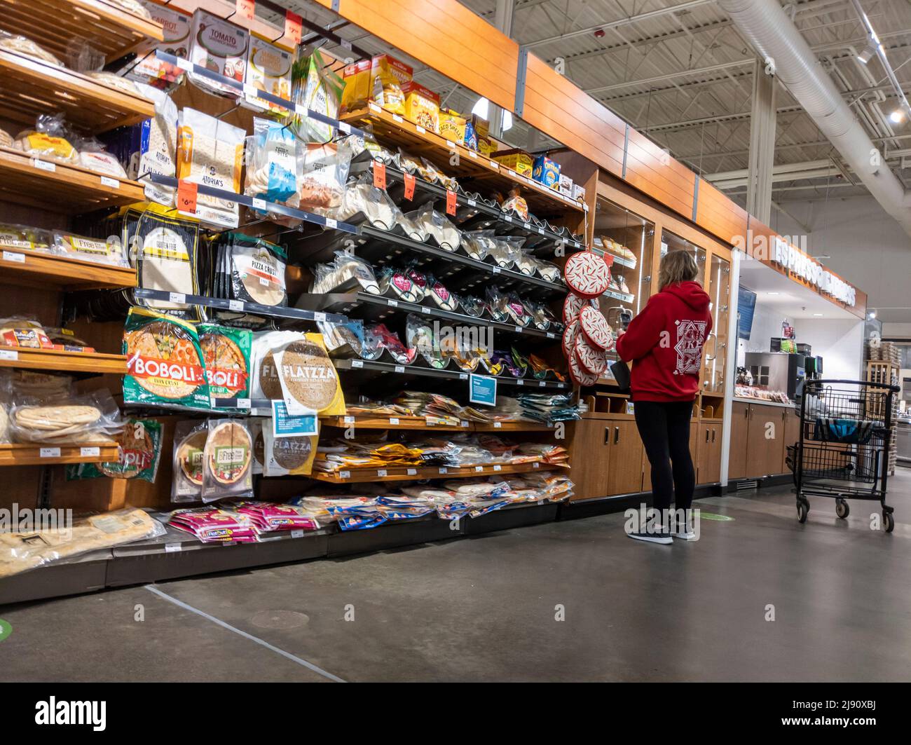 Mill Creek, WA États-Unis - vers avril 2022 : vue d'une femme magasiner dans le département de boulangerie d'une épicerie de la ville et du pays Banque D'Images