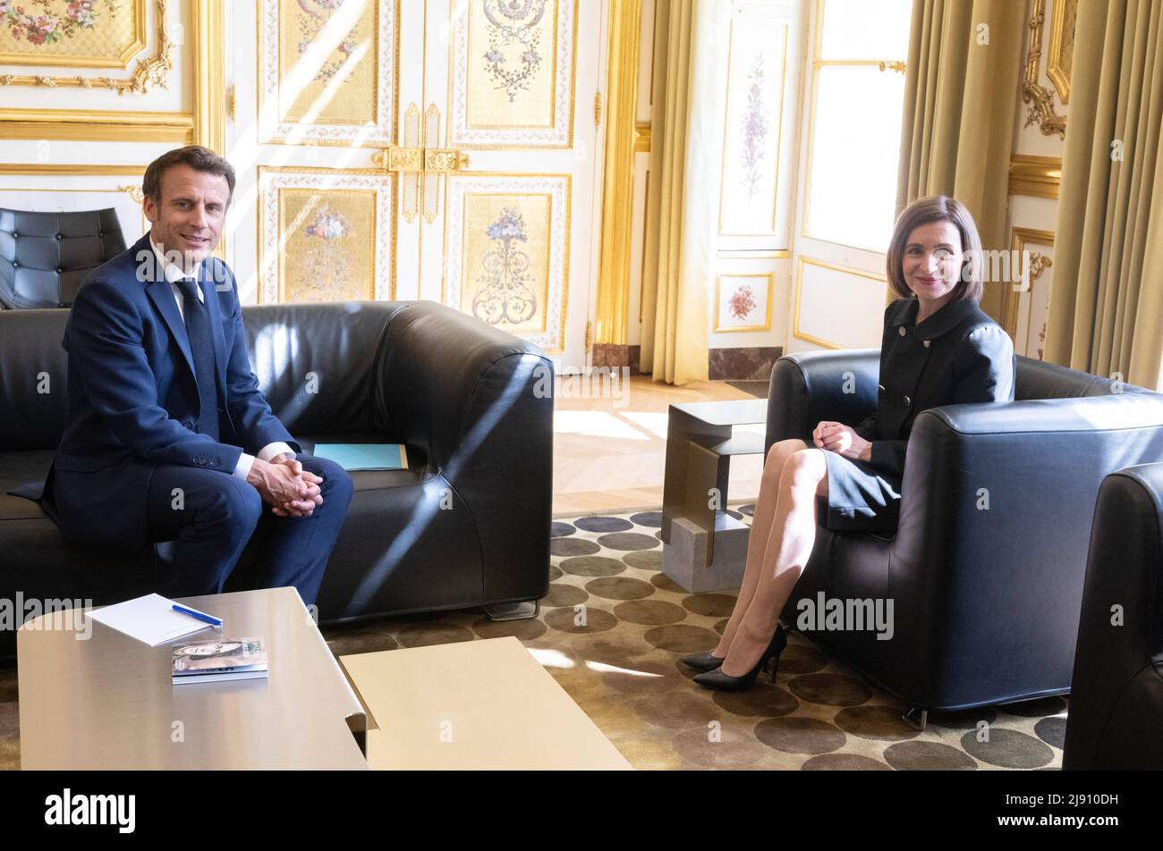 Paris, France, le 19 mai 2022. Le président français Emmanuel Macron rencontre le président moldave Maia Sandu avant leur rencontre à l'Elysée, à Paris, en France, le 19 mai 2022. Photo de Jacques Witt/Pool/ABACAPRESS.COM Banque D'Images