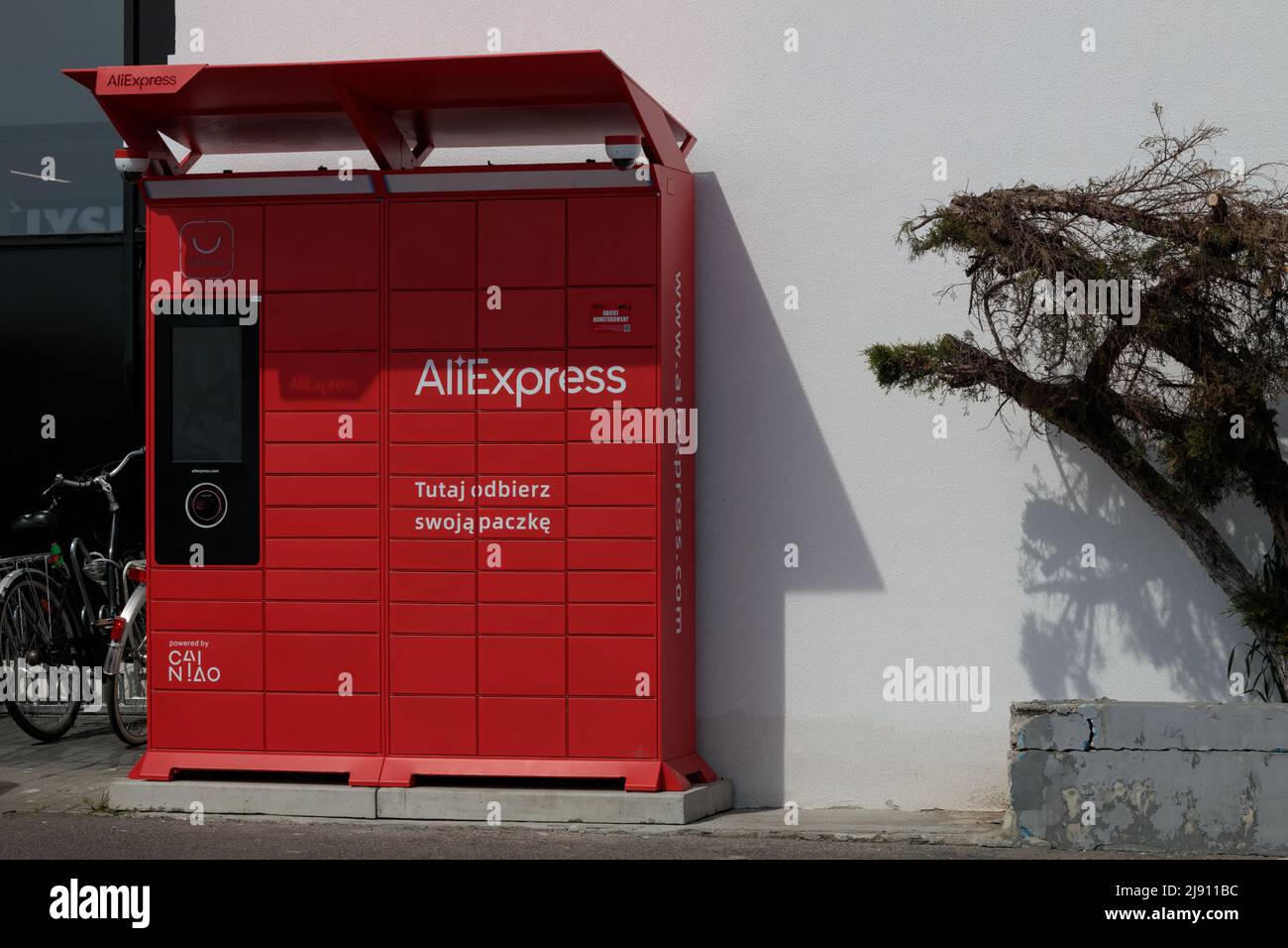 Poznan, Pologne. 19 mai 2022: Casier rouge AliExpress, appelé packageshop, boîte automatique de réception de colis. Banque D'Images