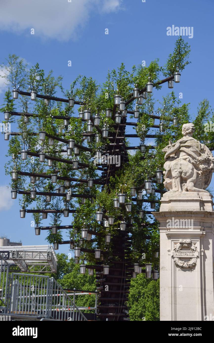 Londres, Angleterre, Royaume-Uni. 19th mai 2022. La sculpture « arbre d'arbres » de Thomas Heatherwick est vue à l'extérieur du palais de Buckingham, alors que les préparatifs se poursuivent pour les célébrations du Jubilé de platine de la Reine, marquant ainsi le 70th anniversaire de l'accession de la Reine au trône. Un week-end spécial prolongé du Jubilé de platine aura lieu du 2nd au 5th juin. (Image de crédit : © Vuk Valcic/ZUMA Press Wire) Banque D'Images