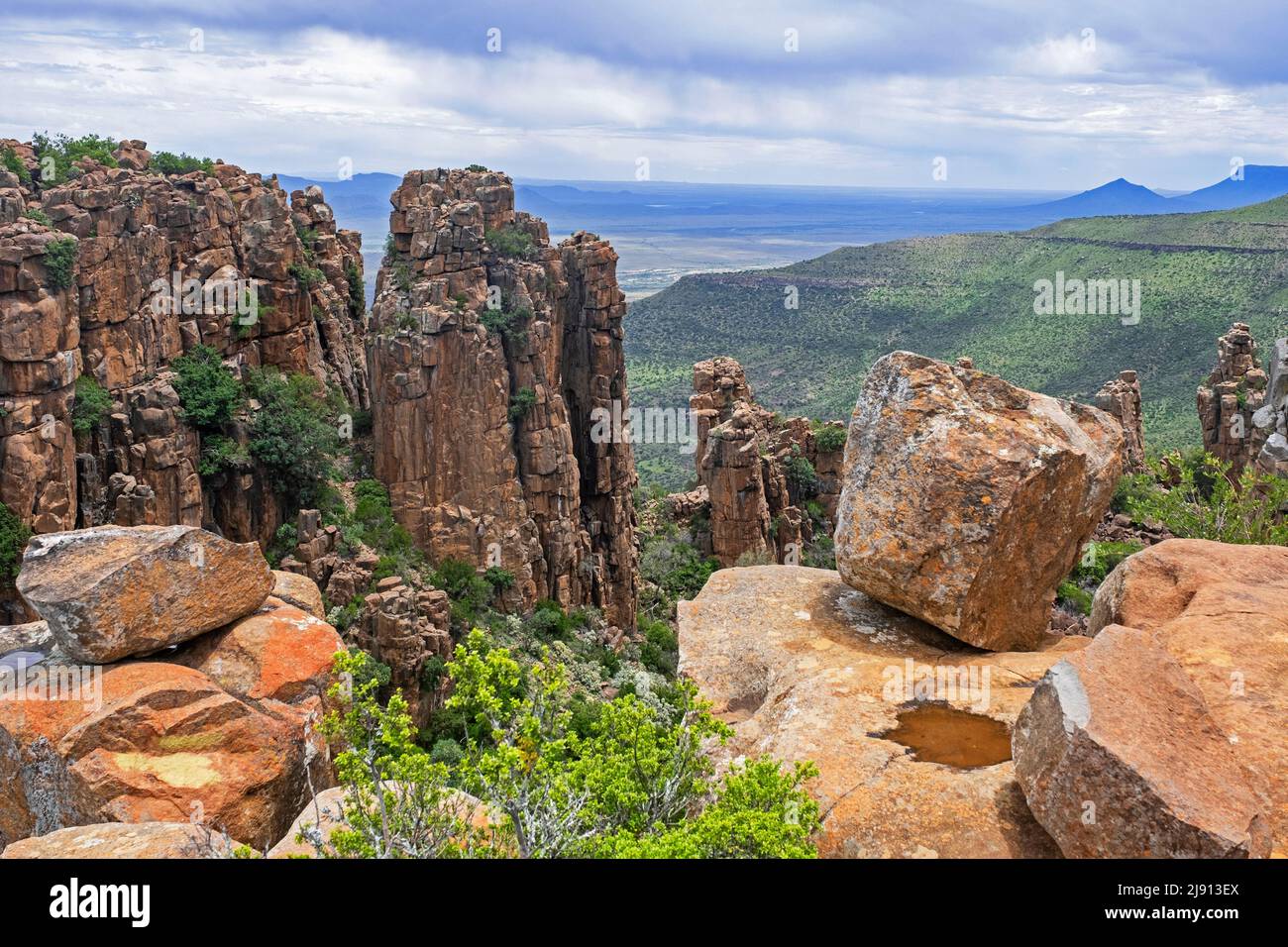Colonnes de dolerite à la Vallée de la Désolation dans le parc national de Camdeboo dans le Karoo près de la ville Graaff-Reinet, Cap-est, Afrique du Sud Banque D'Images