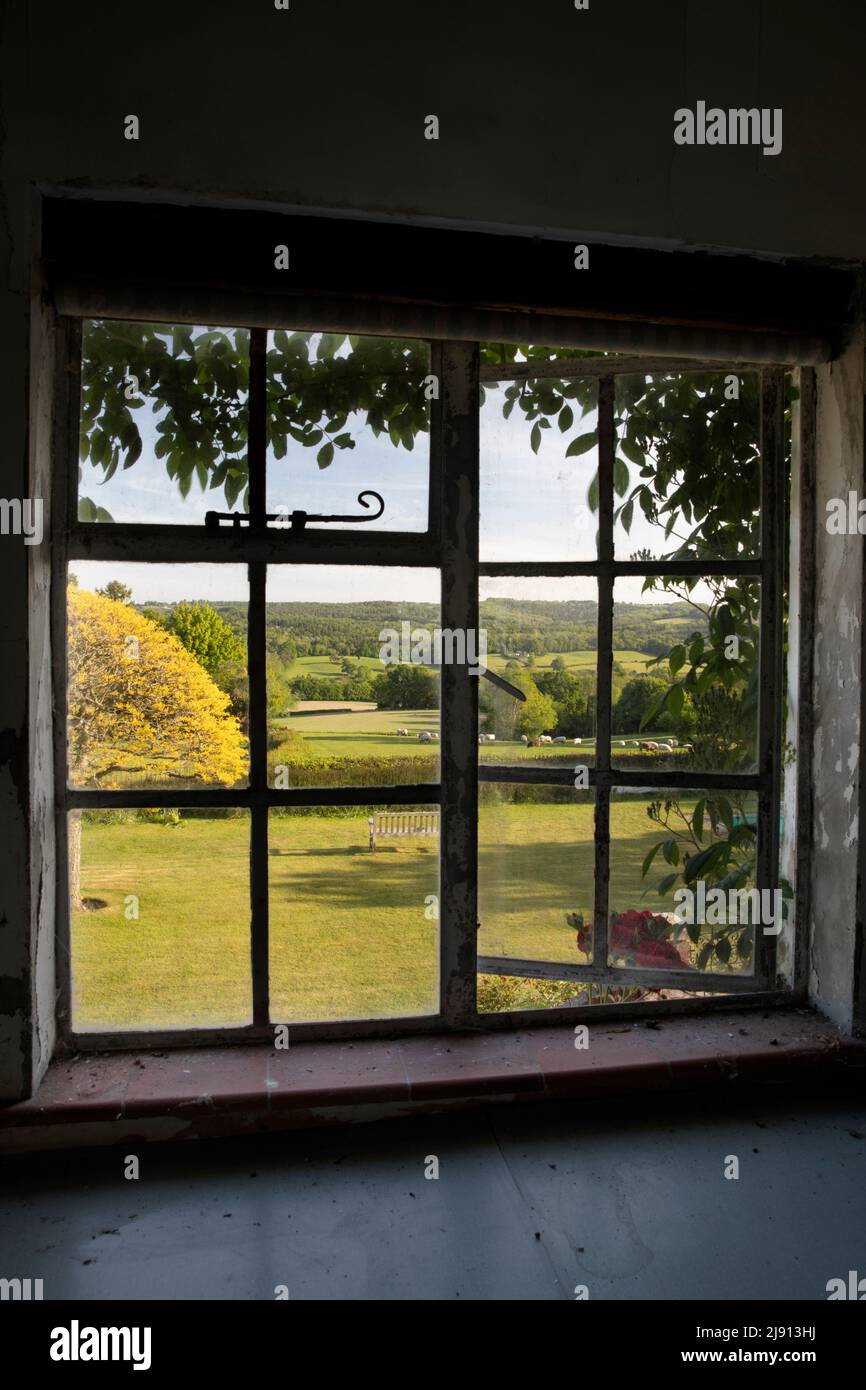 Vue sur le paysage de High Weald par une fenêtre ouverte, Burwash, East Sussex, Angleterre, Royaume-Uni, Europe Banque D'Images