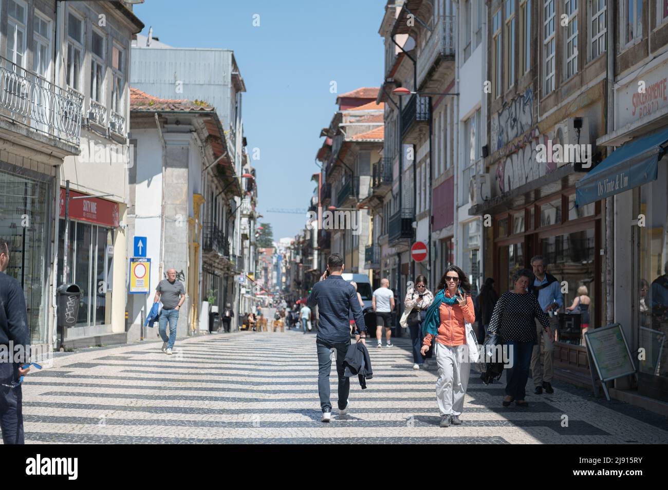 Porto, Portugal. 2022 mai 4 . Personnes marchant dans la rue à Porto par une journée ensoleillée à l'été 2022. Banque D'Images