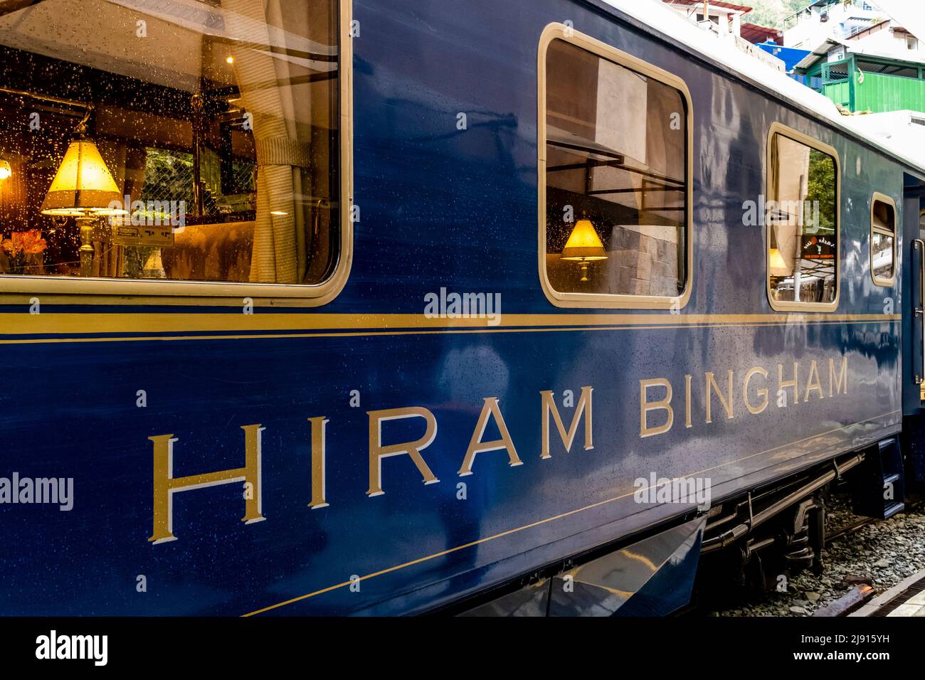 Un train de luxe "Hiram Bingham" Perurail à la gare d'Aguas Calientes, Machupicchu Pueblo, région de Cusco, Pérou. Banque D'Images