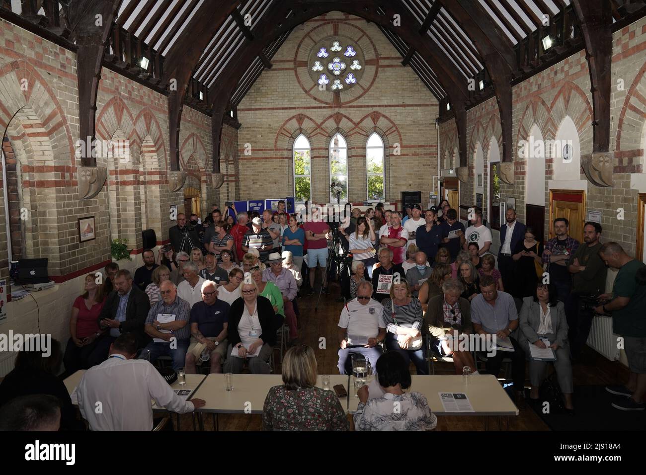 Les gens assistent à la réunion du conseil paroissial à Linton-on-Ouse Village Hall, dans le North Yorkshire, pour discuter d'un centre de recherche d'asile proposé par le Home Office à une ancienne base de la RAF située à proximité. Date de la photo: Jeudi 19 mai 2022. Banque D'Images