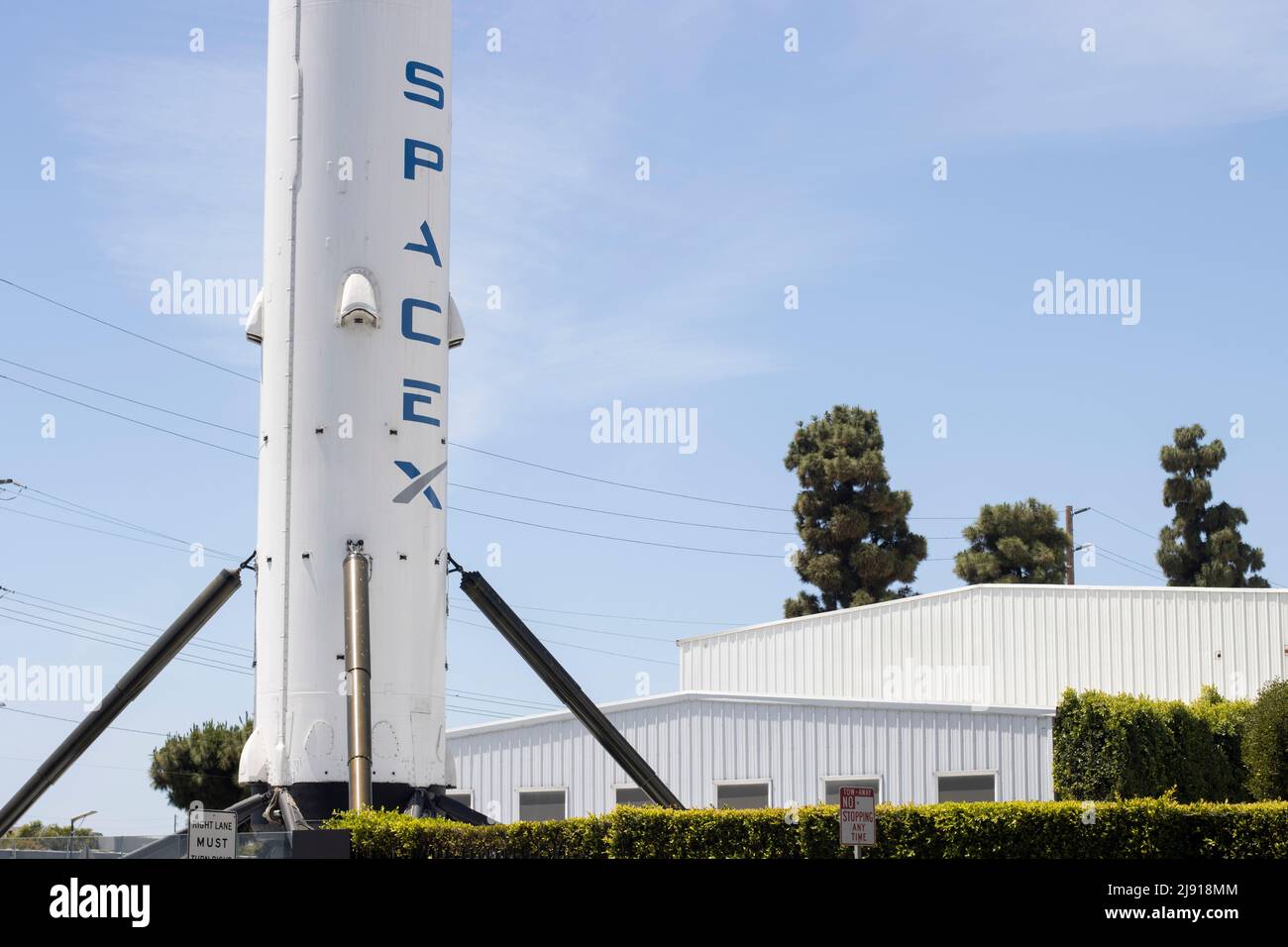 Gros plan de l'icône Falcon-9 sur l'ancien booster de fusée survolé et récupéré, un affichage vertical permanent au siège de SpaceX à Hawthorne... Banque D'Images