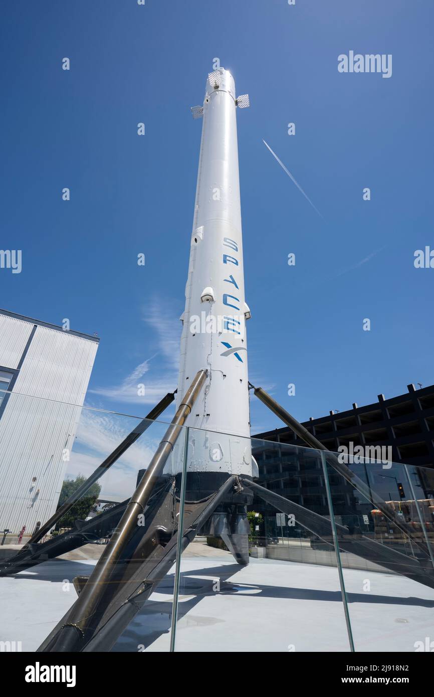 Gros plan de l'icône Falcon-9 sur l'ancien booster de fusée survolé et récupéré, un affichage vertical permanent au siège de SpaceX à Hawthorne... Banque D'Images