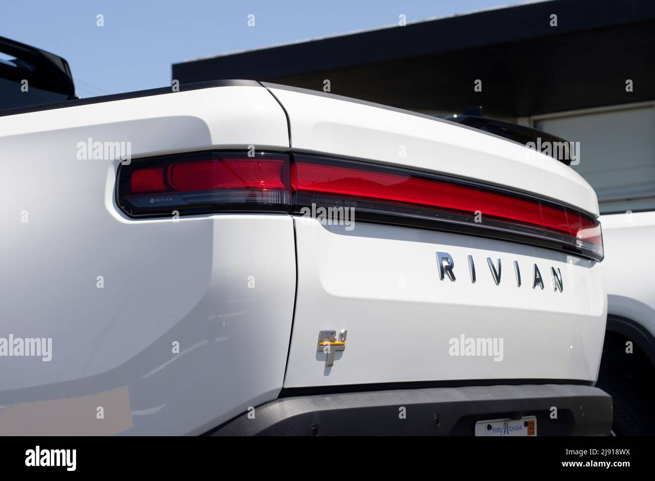 Gros plan d'un nouveau camion Rivier R1T stationné dans un centre de service Rivier dans le sud de San Francisco, Californie, sur 1 mai 2022. Banque D'Images