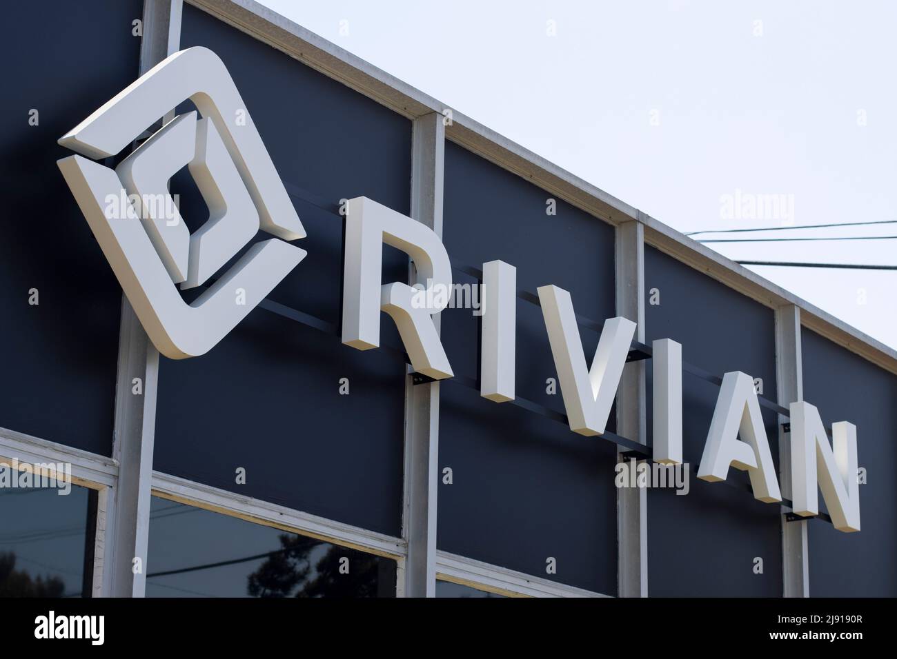 Gros plan du logo de Rivian vu dans un centre de services de Rivian dans le sud de San Francisco, Californie, sur 1 mai 2022. Banque D'Images