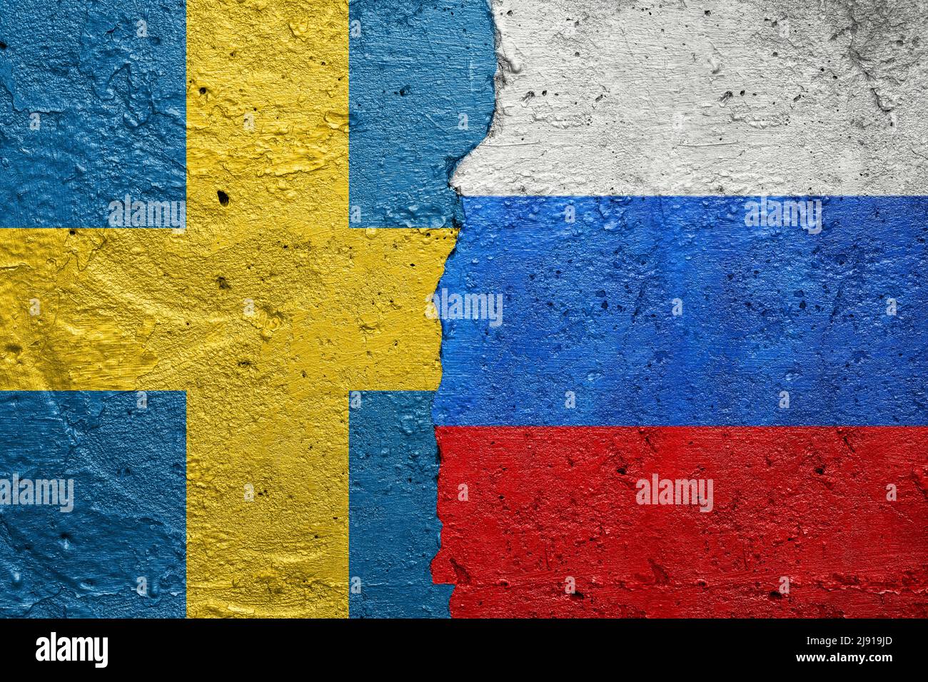 Suède contre Russie - mur en béton fissuré peint avec un drapeau suédois à gauche et un drapeau russe à droite Banque D'Images