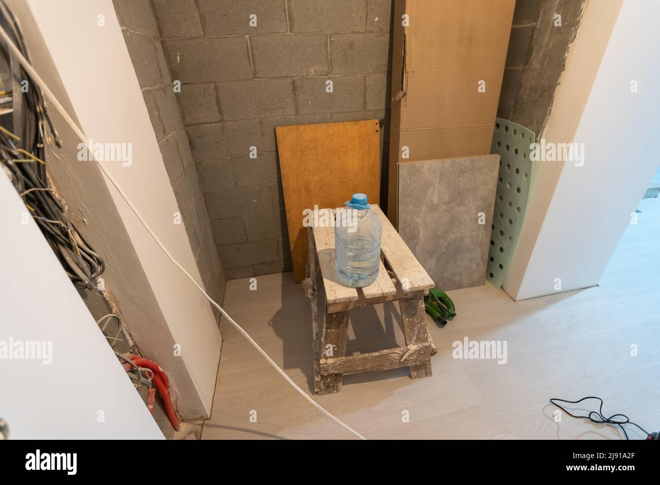 les murs de l'appartement sont en construction, remodelage, rénovation, extension, restauration et reconstruction. Banque D'Images