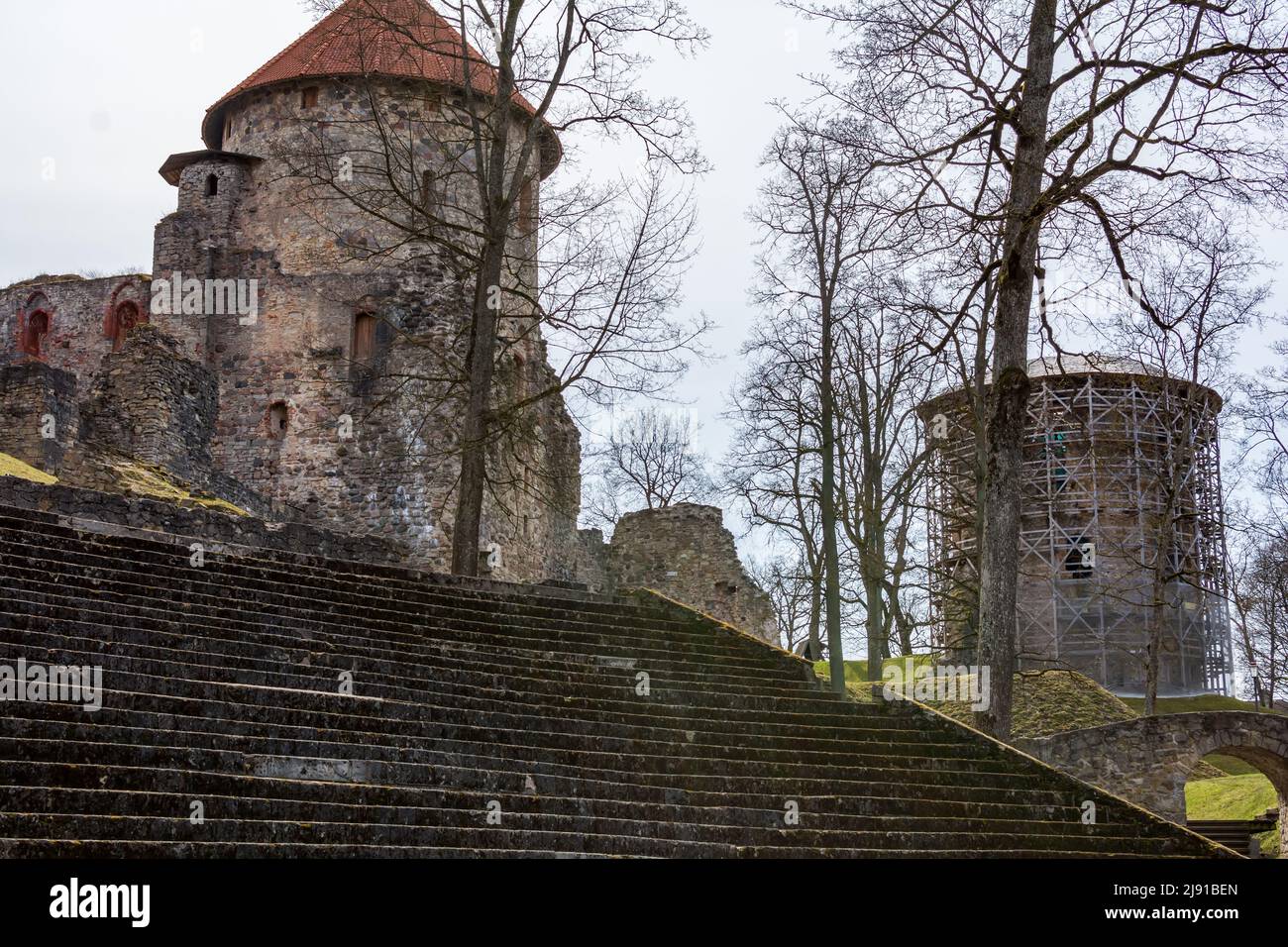Ruines et grands escaliers en pierre du château médiéval de Cesis, Lettonie Banque D'Images