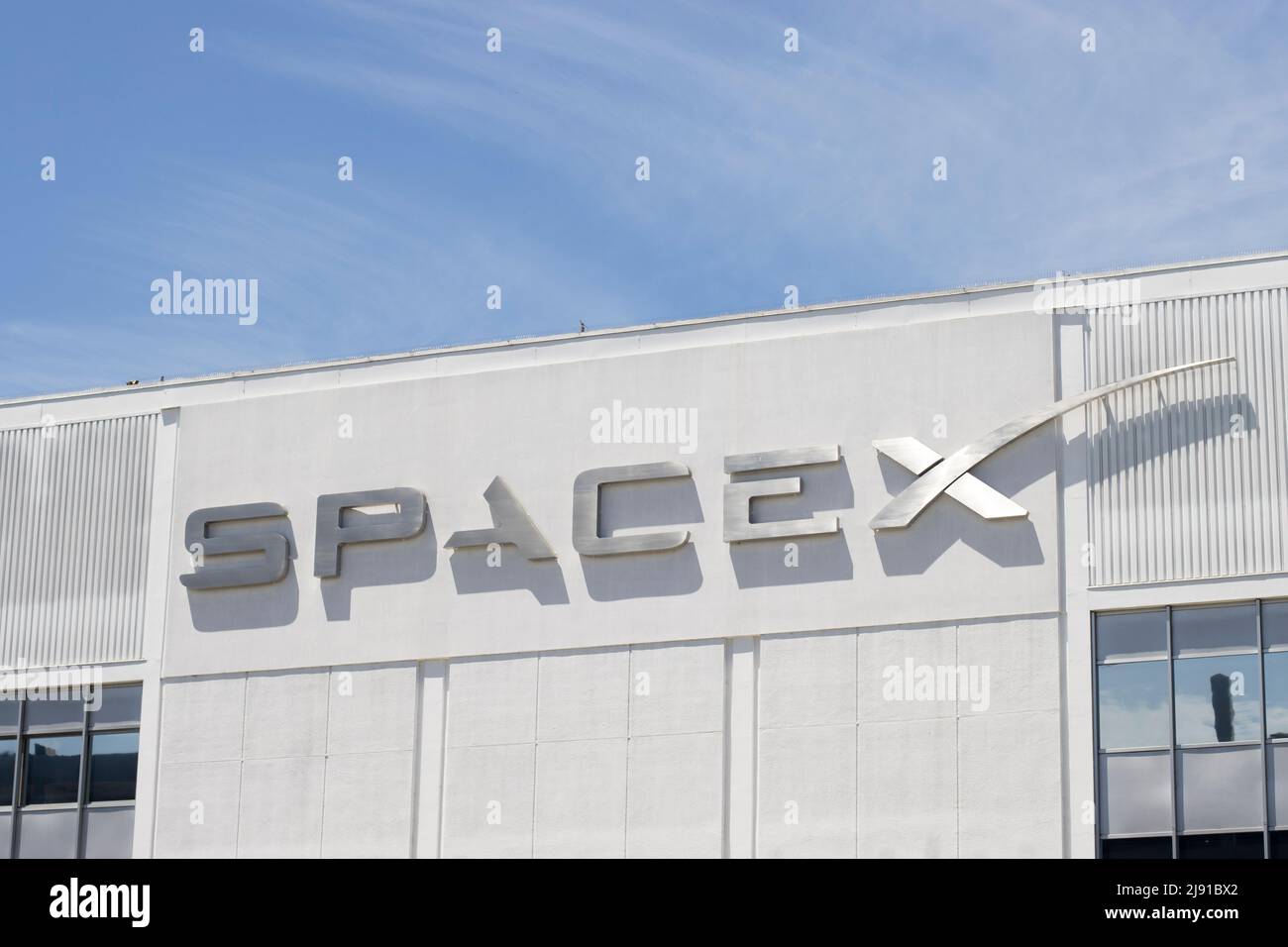 Gros plan du logo SpaceX vu à son siège social à Hawthorne, Californie, vu sur 10 mai 2022. Banque D'Images