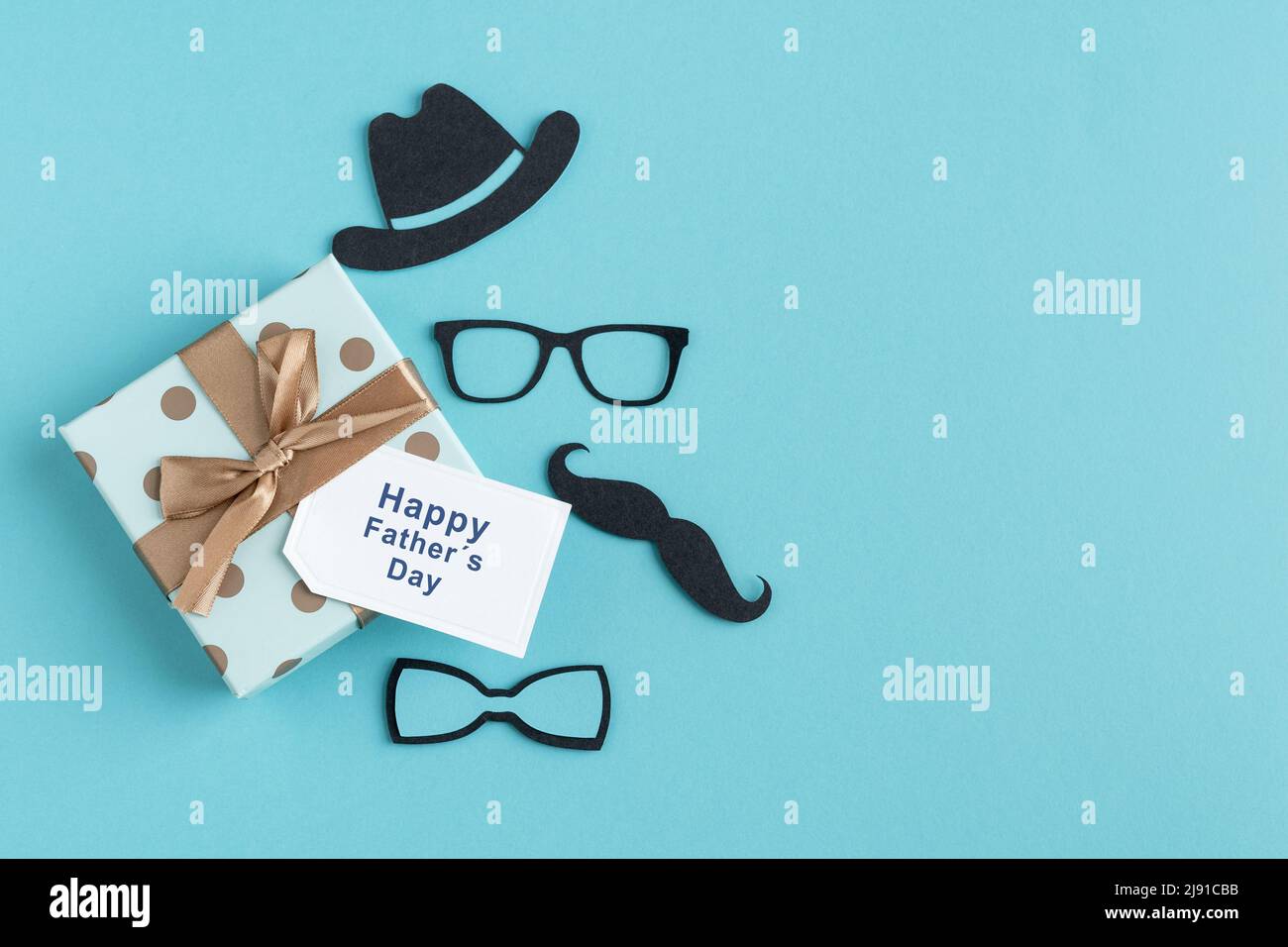 Bonne journée des pères. Boîte cadeau avec carte et décoration sur fond bleu. Copier l'espace. Banque D'Images