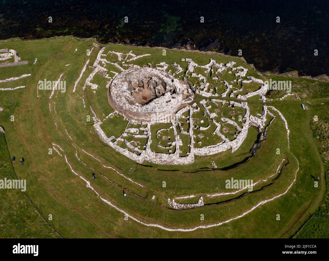 Vue aérienne du Broch de Gurness est un village de broch de l'âge de fer sur la côte nord-ouest de Mainland Orkney en Écosse. Banque D'Images