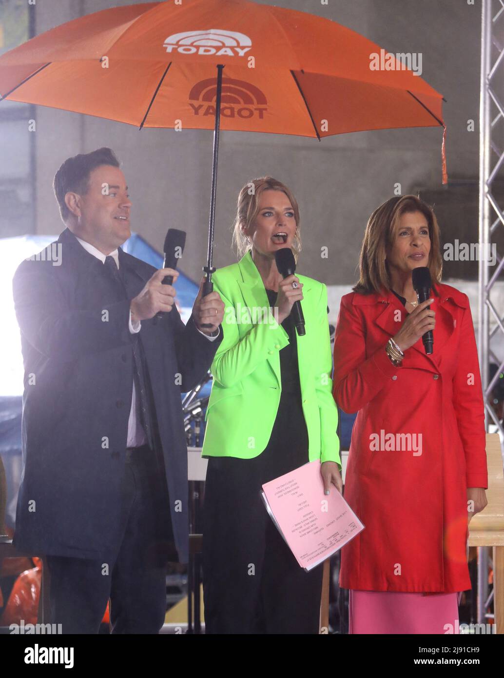 19 mai 2022, New York, New York, États-Unis : les co-hôtes DU spectacle aujourd'hui CARSON DALY, SAVANNAH GUTHRIE et HODA KOTB assistent à la performance de chanteur/musicien HARRY STYLES sous la pluie au spectacle ‘today€™ qui se tient à Rockefeller Plaza. (Credit image: © Nancy Kaszerman/ZUMA Press Wire) Banque D'Images