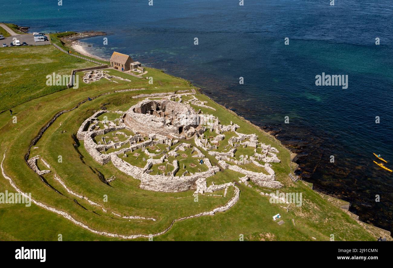 Vue aérienne du Broch de Gurness est un village de broch de l'âge de fer sur la côte nord-ouest de Mainland Orkney en Écosse. Banque D'Images