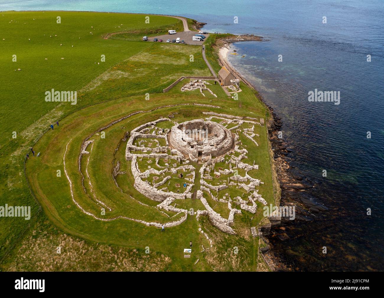 Vue aérienne du Broch de Gurness est un village de broch de l'âge de fer sur la côte nord-ouest de Mainland Orkney en Écosse. Banque D'Images