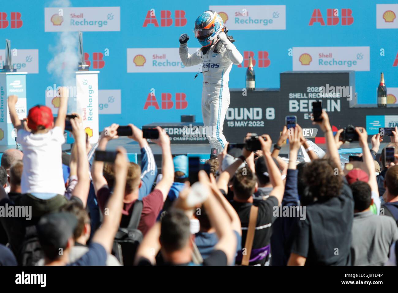 Berlin, Allemagne, 15th mai 2022. 2022 Shell recharge Berlin E-Prix, Round 8 du Championnat du monde de Formule E ABB FIA 2021-22, circuit de l'aéroport de Tempelhof à Berlin, Allemagne photo: Nyck DE VRIES (NED) de Mercedes-EQ Formule E Team célébrant la victoire © Piotr Zajac/Alay Live News Banque D'Images